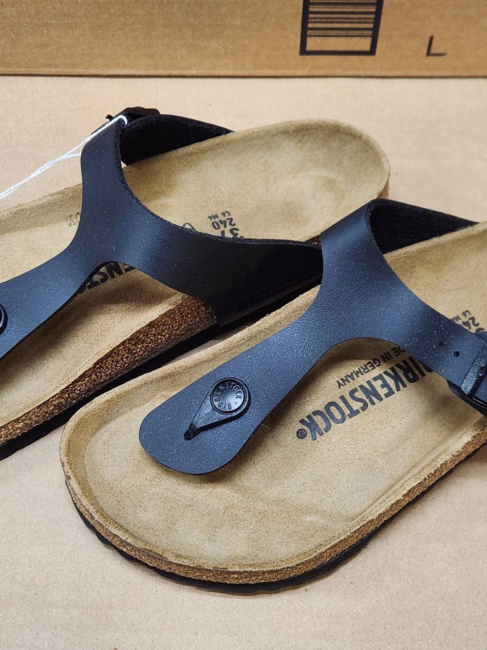 Birkenstock Women's Gizeh Sandals Black - Picture 4 of 6